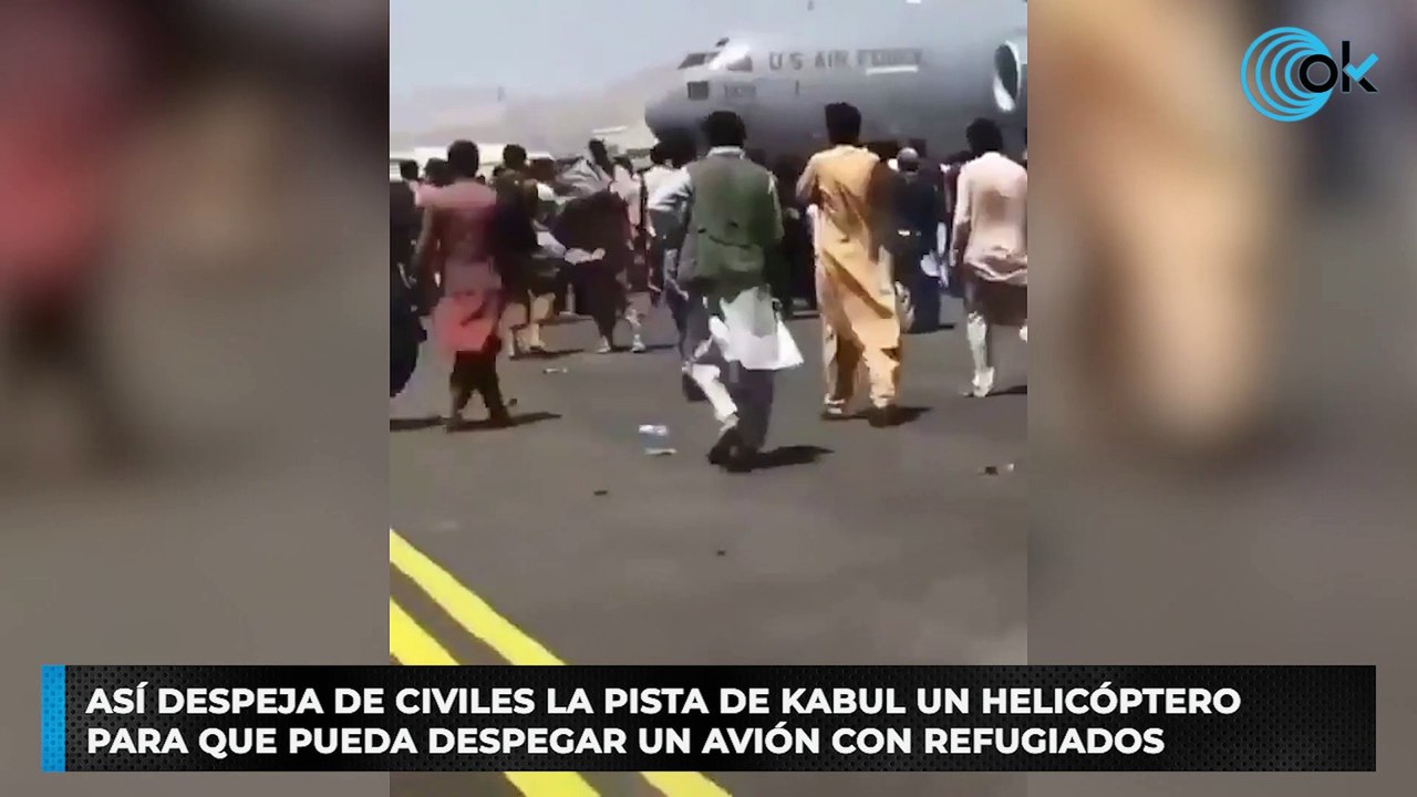Así despeja de civiles la pista de Kabul un helicóptero para que pueda despegar un avión con refugiados