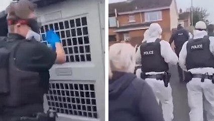 Un homme est embarqué de force et placé dans une cage après