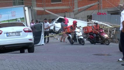 KAĞITHANEDE YOKUŞ AŞAĞI KAYAN KAMYONET SOKAĞI BİRBİRİNE KATTI