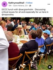 Nancy Pelosi y miembros del Partido Demócrata sin mascarilla, cuando ordenan a los demás que las lleven