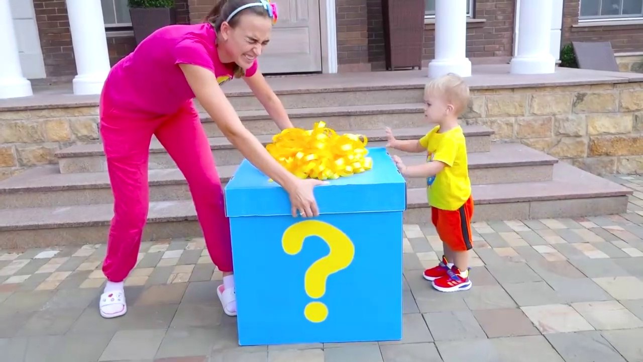 Niki in Giant Inflatable Maze Challenge