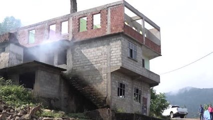 Sel ve heyelanların ardından hasar gören ve risk taşıyan binaların yıkımına başlandı