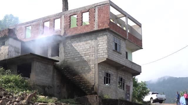 Sel ve heyelanların ardından hasar gören ve risk taşıyan binaların yıkımına başlandı