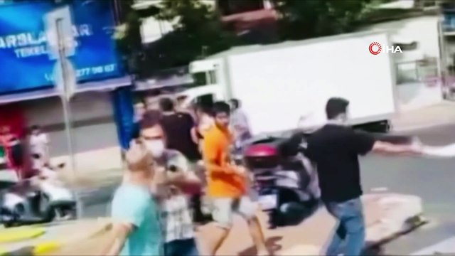 Sokak ortasında döner bıçaklı tekme tokat kavga kamerada