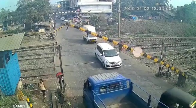 Un passage à niveau n'arrive pas à se fermer à cause des conducteurs qui forcent le passage