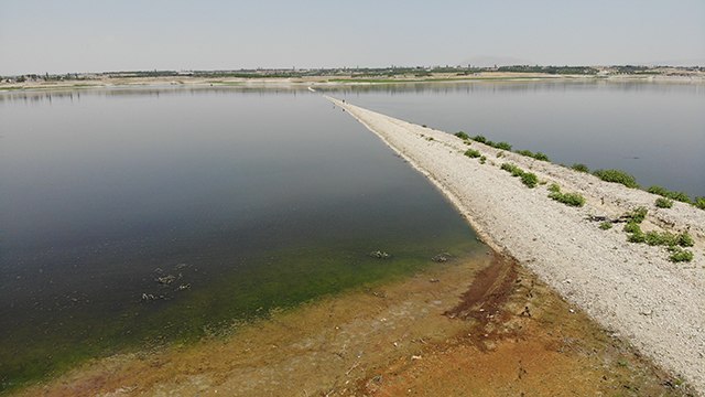 Suların çekilmesiyle ortaya çıkan demir yolu, barajı adeta ikiye ayırdı