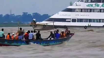 The passenger trawler was saved for a while in the waves of Greenline