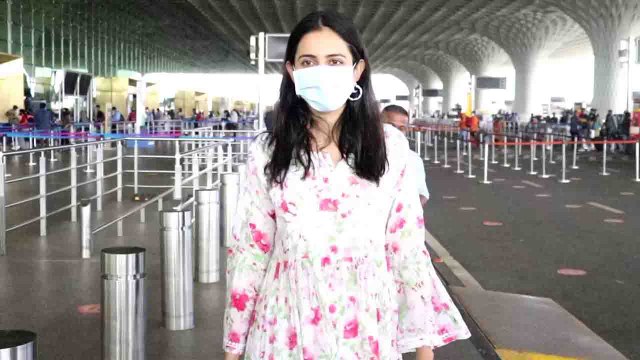Bollywood Actress Rakul Preet Spotted at Mumbai Airport | FilmiBeat