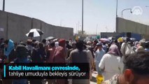 Kabil Havalimanı çevresinde, tahliye umuduyla bekleyiş sürüyor