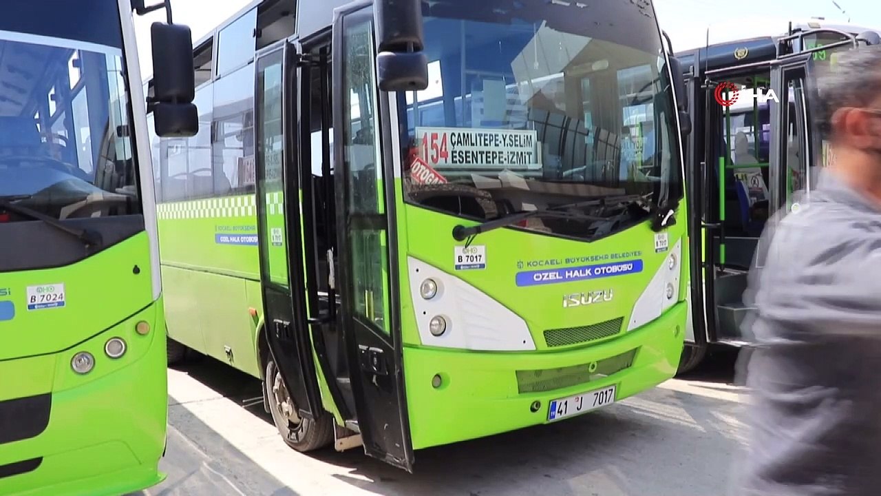 Otobüsü durdurup, görme engelli yolcuyu yolun karşısına geçirdi