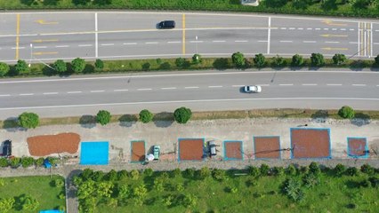 Fındık üreticileri ürünlerini kara yolu kenarındaki kaldırımlarda kurutmaya çalışıyor