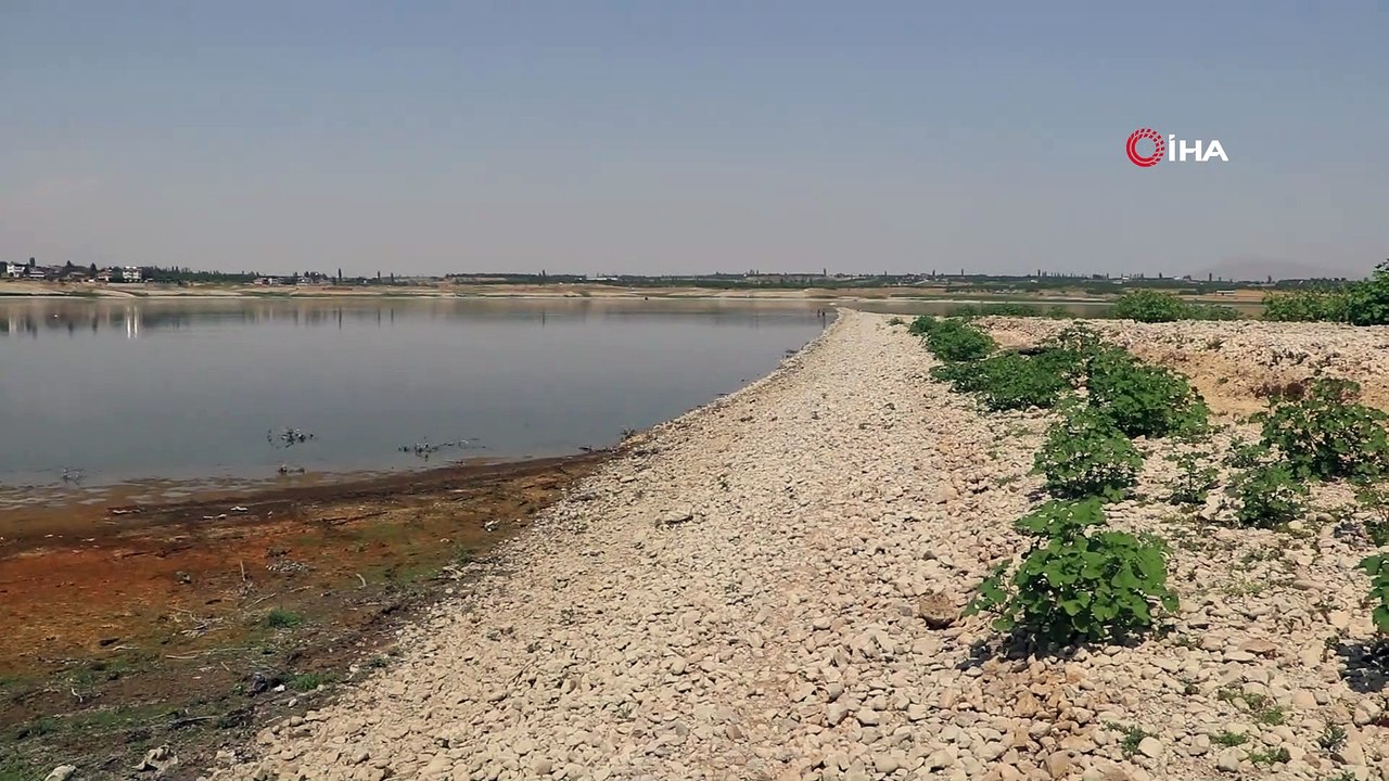 Suların çekilmesiyle ortaya çıkan demir yolu barajı adeta ikiye ayırdı