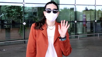 Karishma Kapoor Mumbai airport पर Stylish अंदाज में देती नजर आई पोज | FilmiBeat
