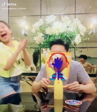 Long bị hai con dụ dỗ ngon lành khi tự tay trét bánh kem vào mặt trong ngay sinh nhật