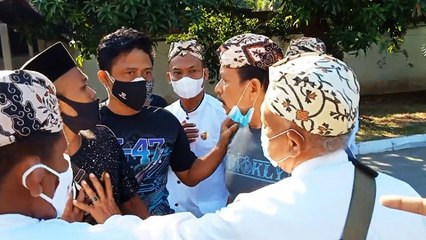 Pelantikan Perangkat Kesultanan Keraton Kasepuhan Cirebon Berujung Ricuh