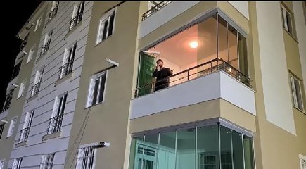 COVİD-19'A YAKALANAN SOLİST, TELEVİZYON PROGRAMINI BALKONDAN YAPTI