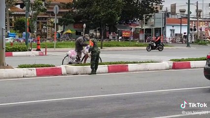 Cụ già đi sai, bộ đội không phạt còn tặng thêm nhiều quà