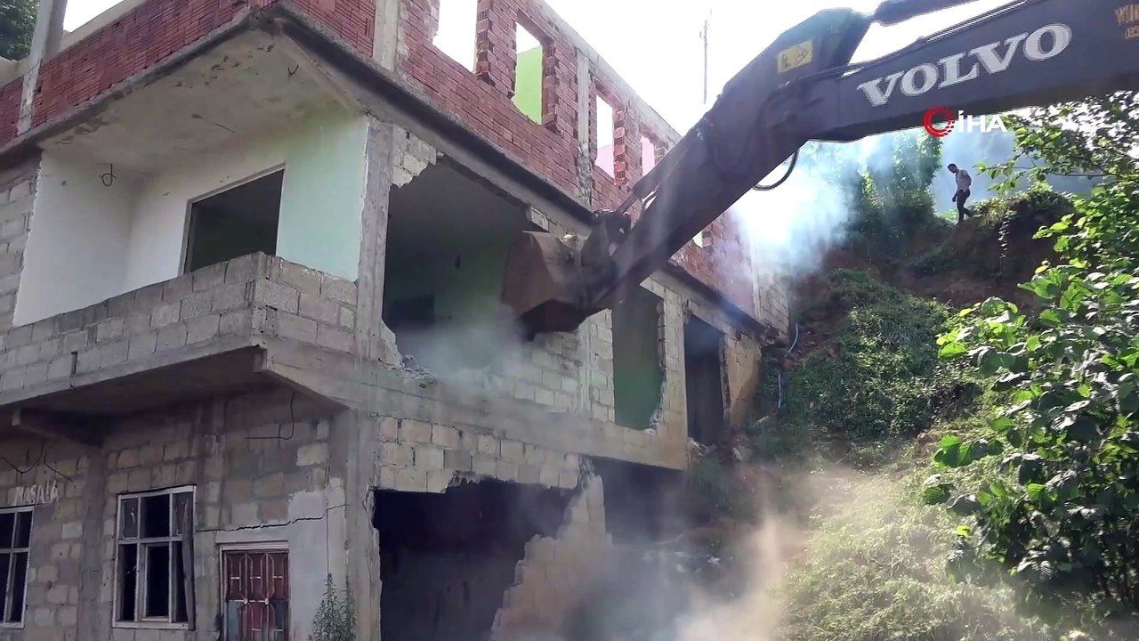 Rize'de acil yıkım kararı alınan 17 binanın yıkımına başlandı