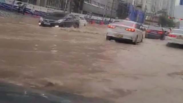 장대비에 부산 도심 곳곳 통제...일부 도로 침수 / YTN