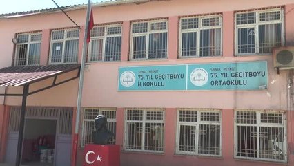 Boya badana eğitimi gören 12 kadın köy okullarını boyuyor