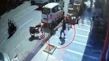 Şanlıurfa’da yola doğru hareket eden bebek arabasını market çalışanı yakaladı