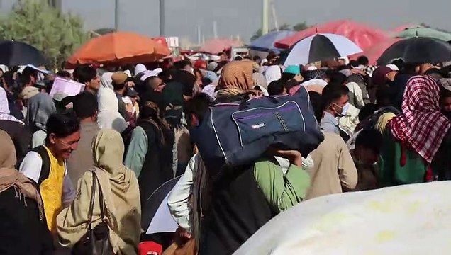 Афганские беженцы летят в Пакистан