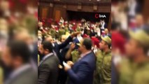 - Ermenistan parlamentosunda kavga- Kürsüdeki milletvekiline su şişesi fırlatıldı, asker müdahale etti