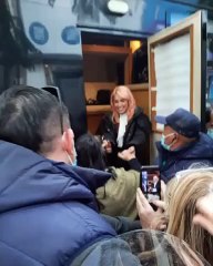 La reacción de Lali Espósito al ser sorprendida por una ex profesora del colegio mientras caminaba en la calle