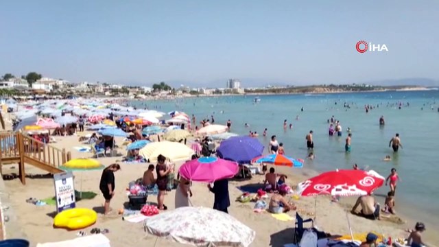 Artan korona virüs vakalarına rağmen Altınkum Plajı tıklım tıklım