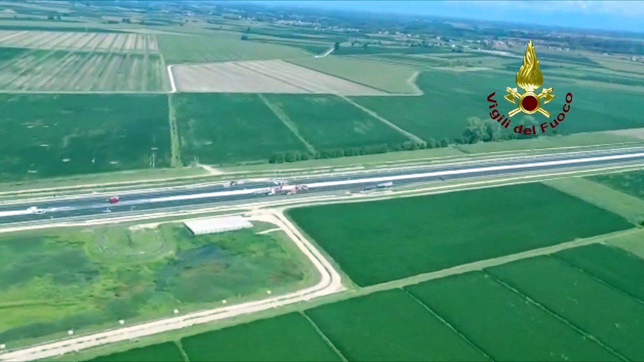 Incendio autocisterna sull'Autostrada A4, nei pressi di Portogruaro. Intervento dei Vigili del Fuoco - VIDEO