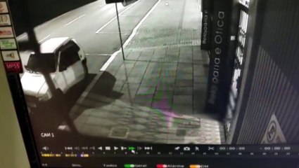 Vídeo mostra ladrão arrombando relojoaria no Centro com máquina de serra