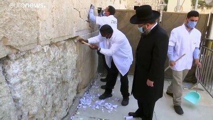شاهد: إزالة "رسائل الأمنيات والدعاء" من حائط البراق بالقدس قبل حلول رأس السنة العبرية ويوم الغفران