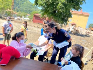 Jandarma personeli, selzede çocukların yüzünü güldürdü