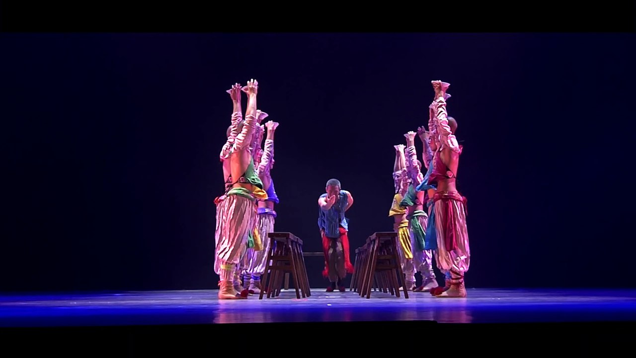 Danse de groupe « Lanterne roulante » 群舞《滚灯》