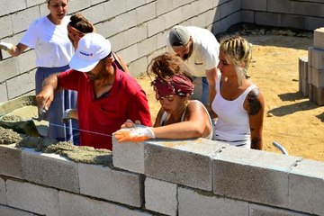 Ülkenin dört bir yanından yanan ahır ve kümeslerin yerine yenilerini yapmak için geldiler