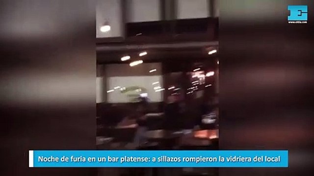 Noche de furia en un bar platense a sillazos rompieron la vidriera del local