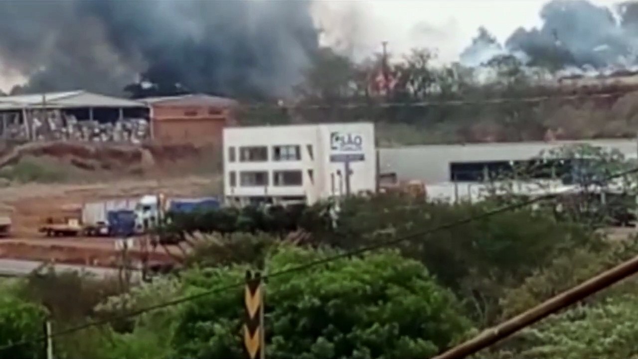 Internautas registram em diferentes ângulos o grande incêndio na BR-277