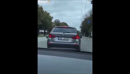 Waze a dit "tourner à droite", je tourne à droite