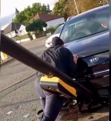 Ils ne comprennent pas pourquoi leur voiture est bloquée !