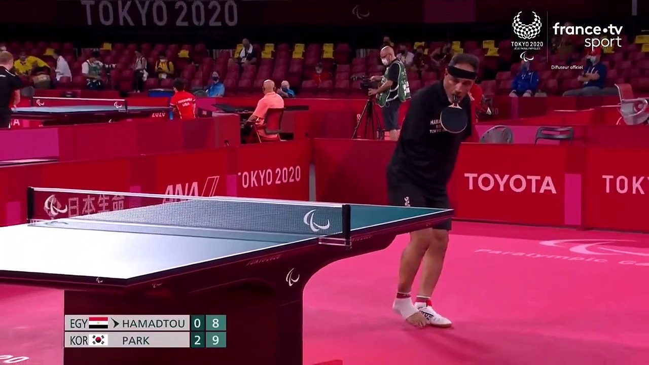 Jeux paralympiques de Tokyo : Regardez l'image incroyable de ce champion de tennis de table qui joue avec la raquette entre les dents et s'aide de son pied pour servir