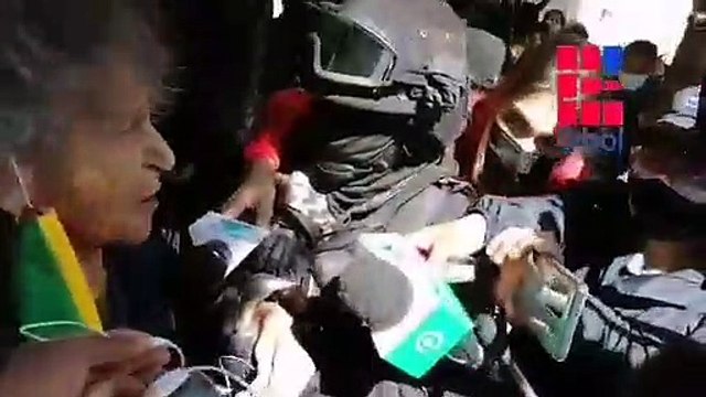 Lanzaron huevos a Amparo Carvajal en manifestaciones afuera del penal de Miraflores