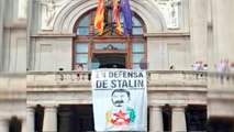 Despliegan una pancarta a favor de Stalin en el balcón del Ayuntamiento de Valencia