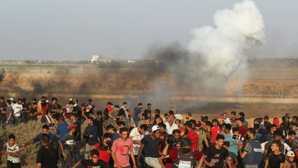 Скачать видео: جرحى برصاص إسرائيلي على متظاهرين قرب الحدود مع غزة