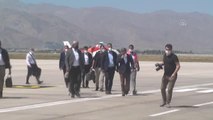 Gelecek Partisi Genel Başkanı Davutoğlu, ziyaretlerde bulundu