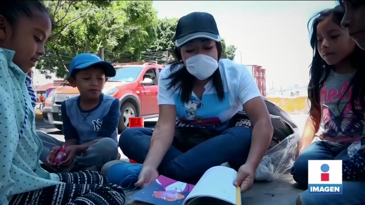 "En el semáforo se aprende": maestra da clases a niños de la calle