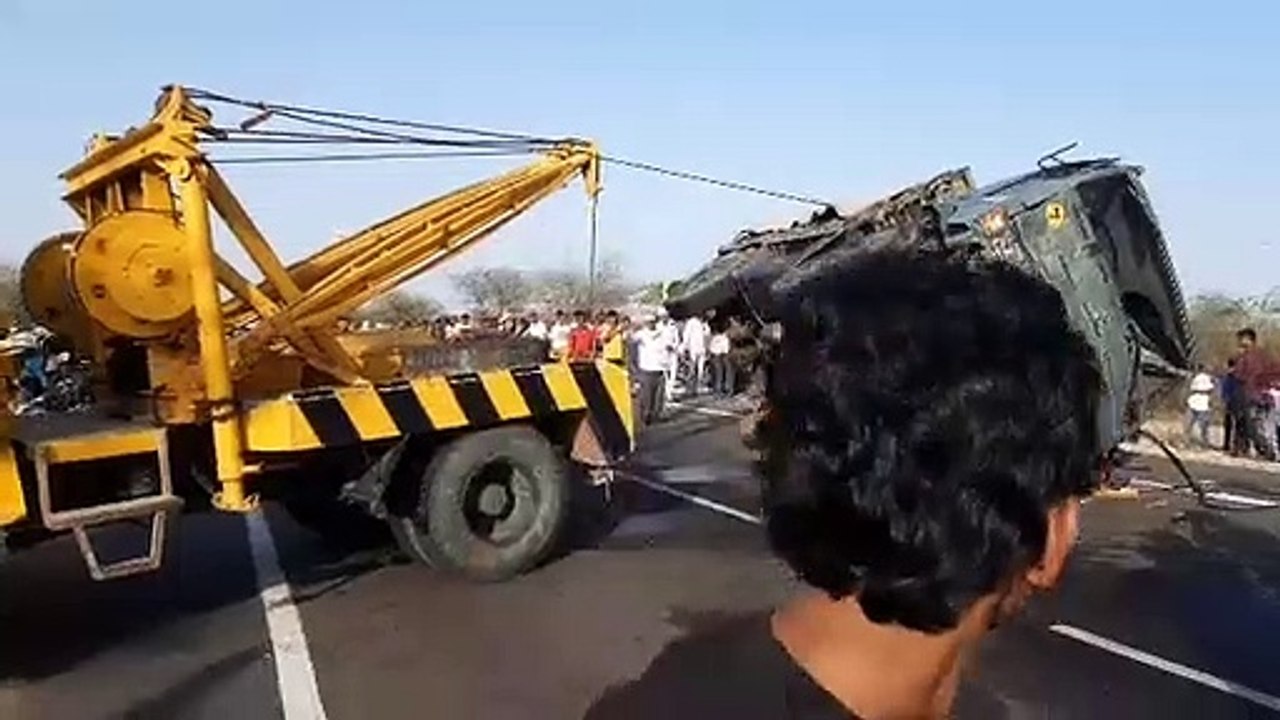 कार से भिड़ंत के बाद सैन्य ट्रक बाइक पर पलटा, तीन जातरुओं की मृत्यु