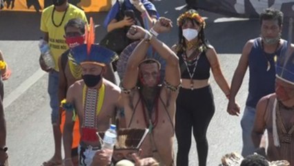Al menos 6.000 indígenas protestan en Brasil por su derecho ancestral a la tierra