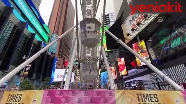 Times Meydanı'na kurulan dönme dolap halka açıldı