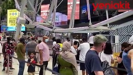 Times Meydanı'na kurulan dönme dolap halka açıldı