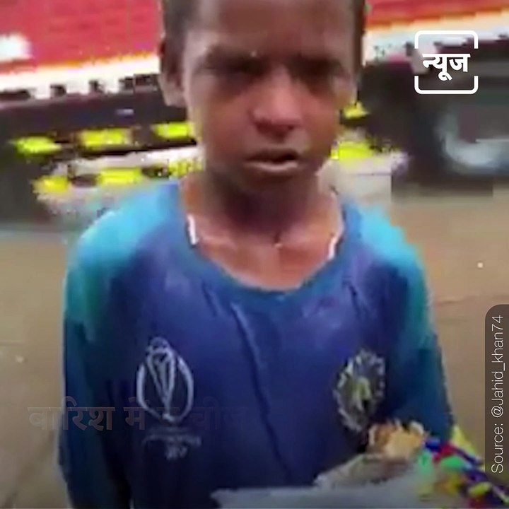 Here's How A Man Helped A Boy Selling Pens At Traffic Signal